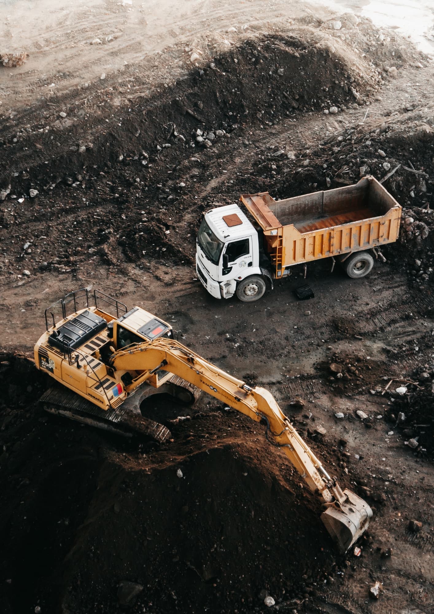 Engins de chantier sur un site industriel