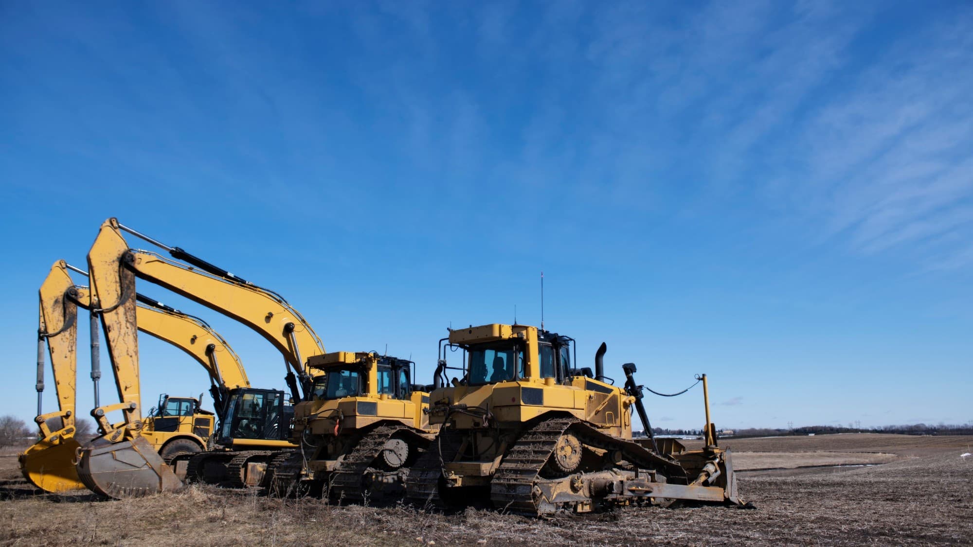 Pelleteuse et bulldozers sur un chantier, formation engins de chantier R482