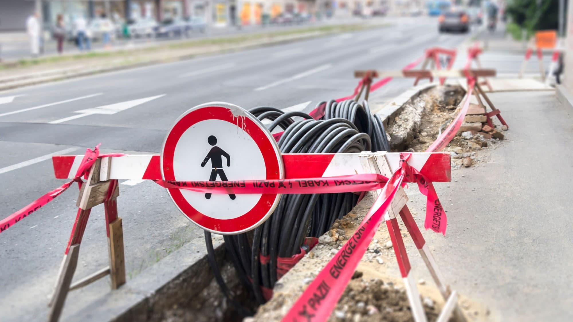 Chantier de voirie avec câbles et signalisation, intervention à proximité des réseaux enterrés